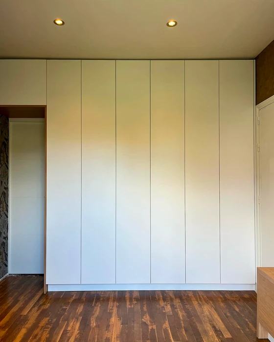 Pièce vide avec grand placard encastré mural blanc mat, style contemporain minimaliste