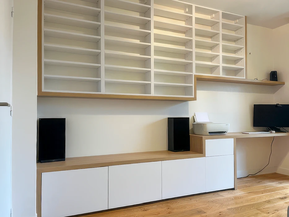 Bureau aménagé avec mobilier sur mesure blanc et chêne naturel