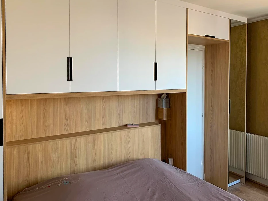 Chambre à coucher moderne avec tête de lit intégrée en bois chêne clair