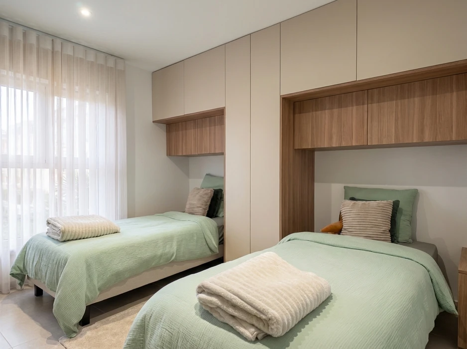 Accueil professionnel moderne avec comptoir de réception en bois lamellé vertical et plateau noir