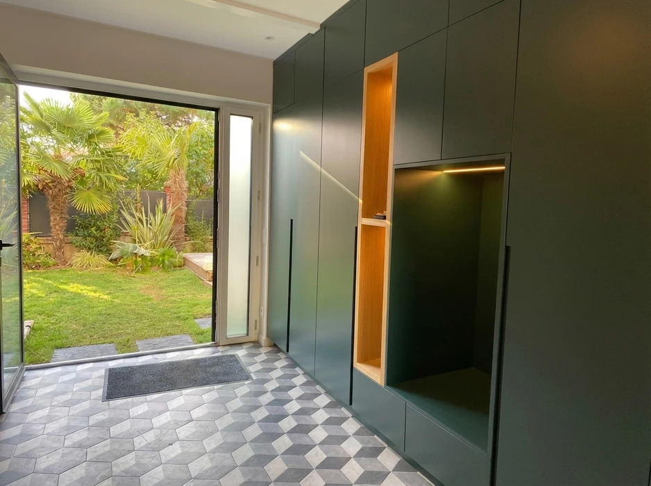 Salon moderne en hauteur avec vue panoramique sur gratte-ciels