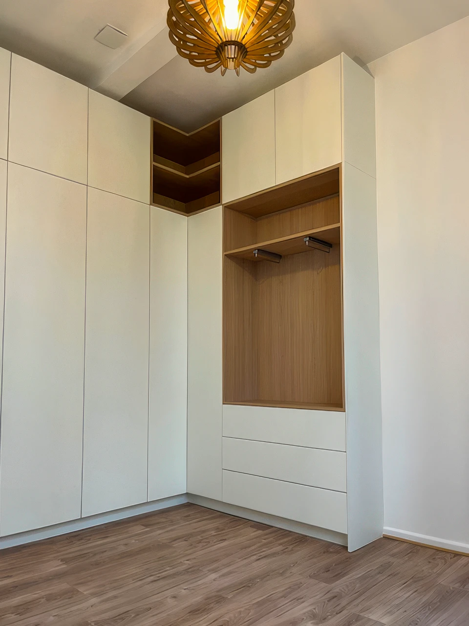 Chambre avec lit simple intégré dans un meuble sur mesure couvrant tout le mur