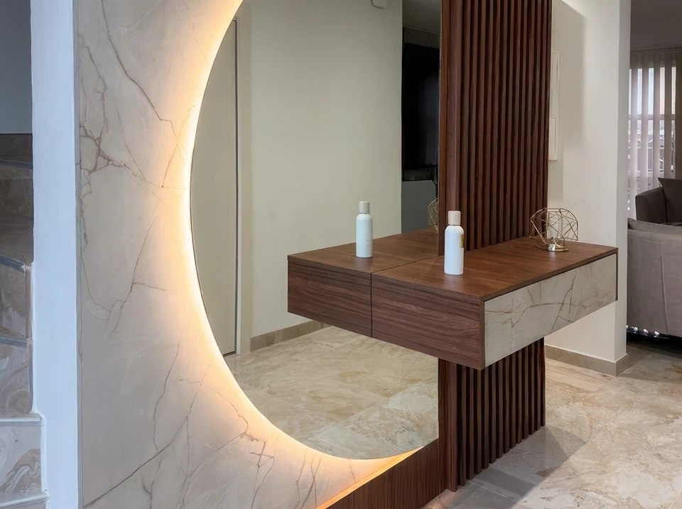 Pièce vide avec grand placard encastré mural blanc mat, style contemporain minimaliste