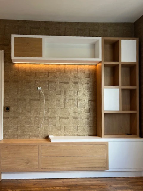 Dressing d'angle sur mesure, finition laquée blanc mat, intérieur en mélaminé décor chêne naturel