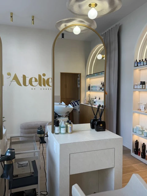 Meuble TV sur mesure en chêne naturel et laque blanche, intégré dans un salon