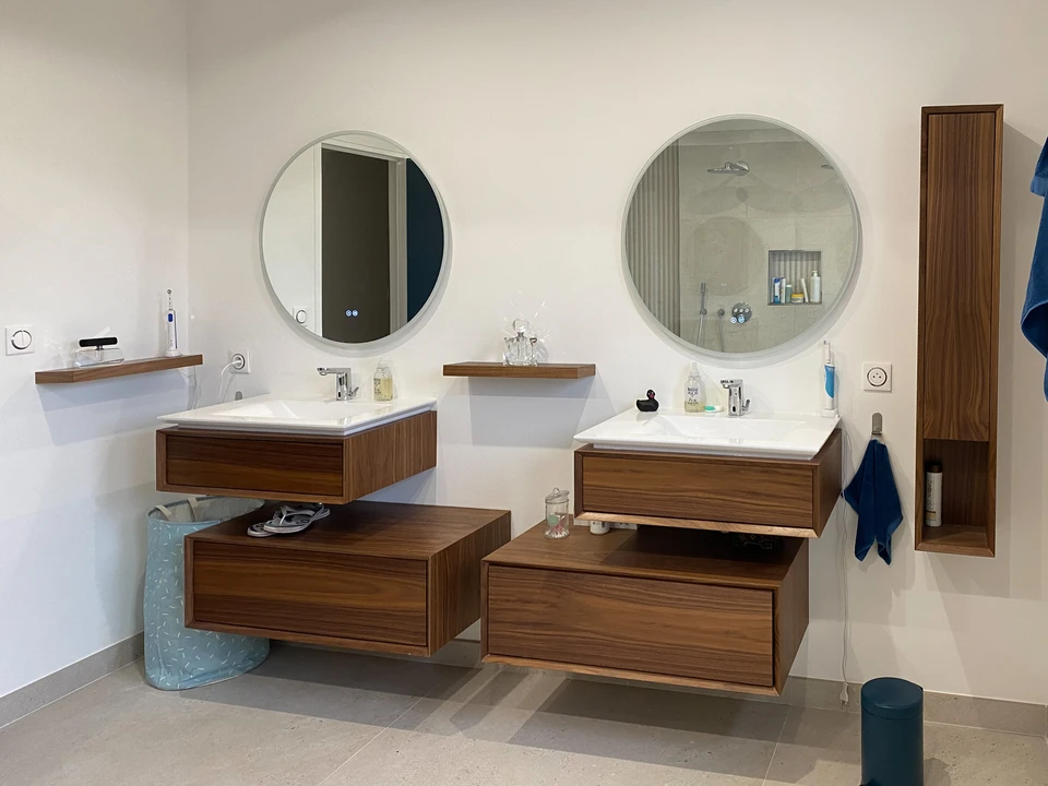 Int&eacute;rieur moderne avec meuble en bois massif pr&eacute;sentant tiroirs et placards avec poign&eacute;es encastr&eacute;es