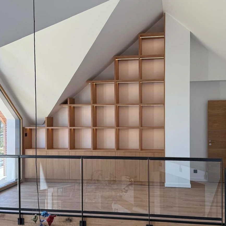 Intérieur d'atelier menuiserie, main masculine tenant mètre ruban jaune pour mesurer tiroir de meuble cuisine