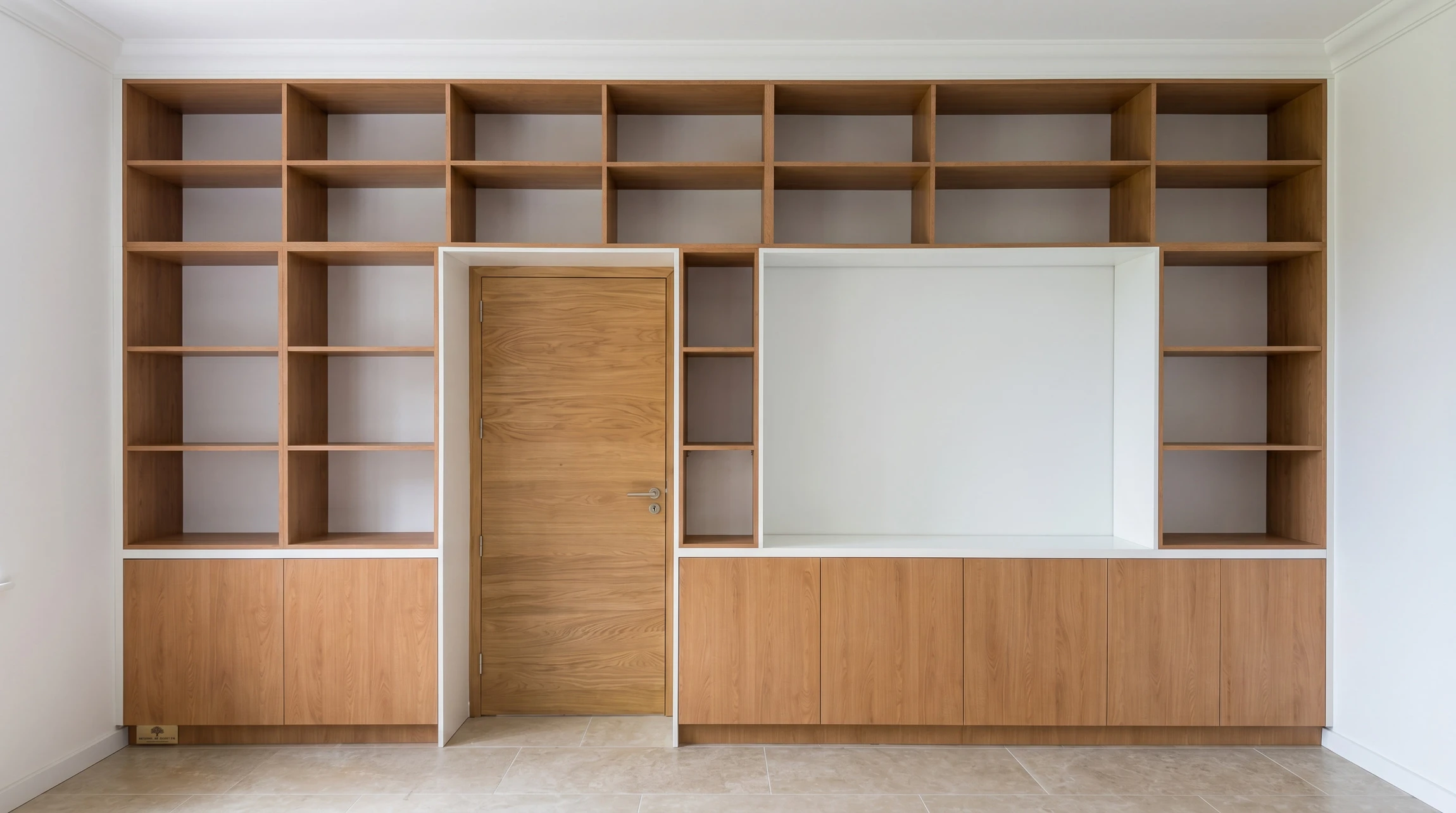 Salon moderne avec canapé blanc et méridienne, mur-bibliothèque gris anthracite intégré couvrant toute la hauteur