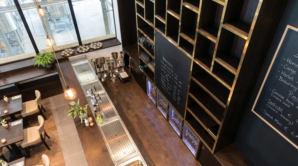 Salon de coiffure haut de gamme, intérieur lumineux et élégant