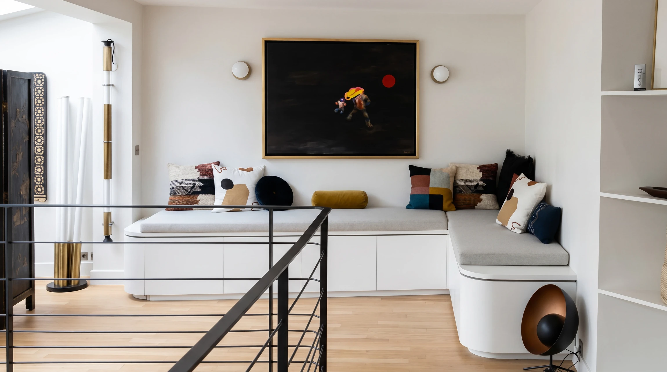 Intérieur contemporain avec table à manger, chaises en bois courbé style bistrot, escalier en arrière-plan