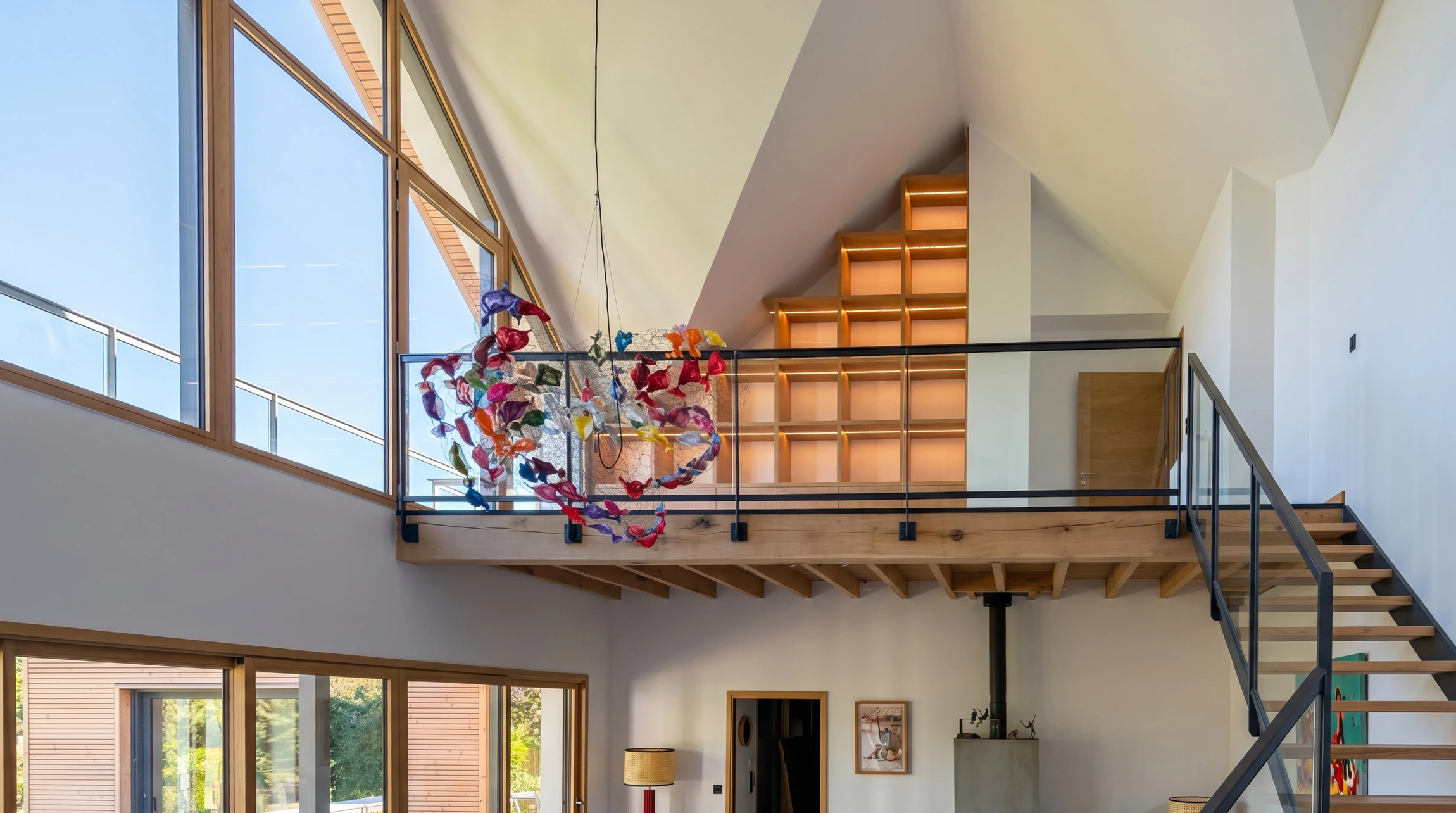 Détail d'une entrée d'un appartement de luxe avec un banc en bois brut à l'intérieur