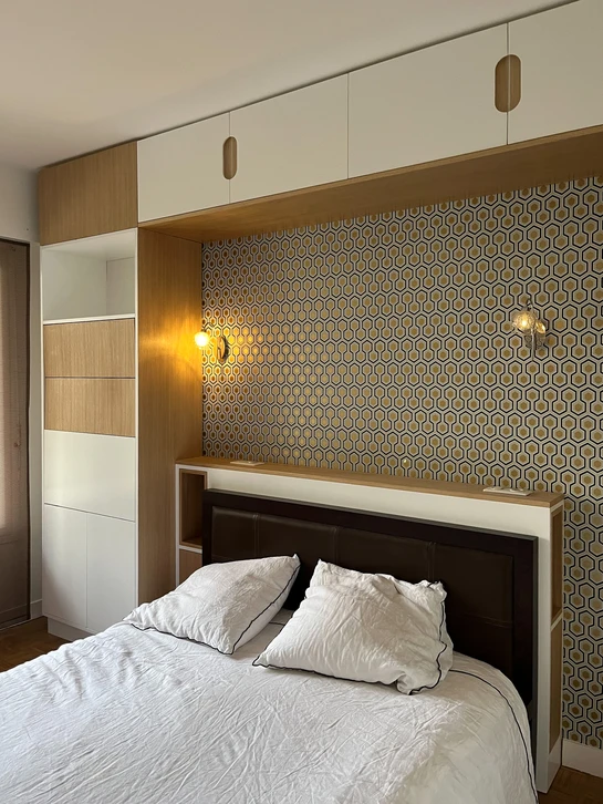 Dressing moderne sur mesure avec aménagement optimisé comprenant penderies doubles niveaux, étagères d'angle, tiroirs multiples et rangements compartimentés